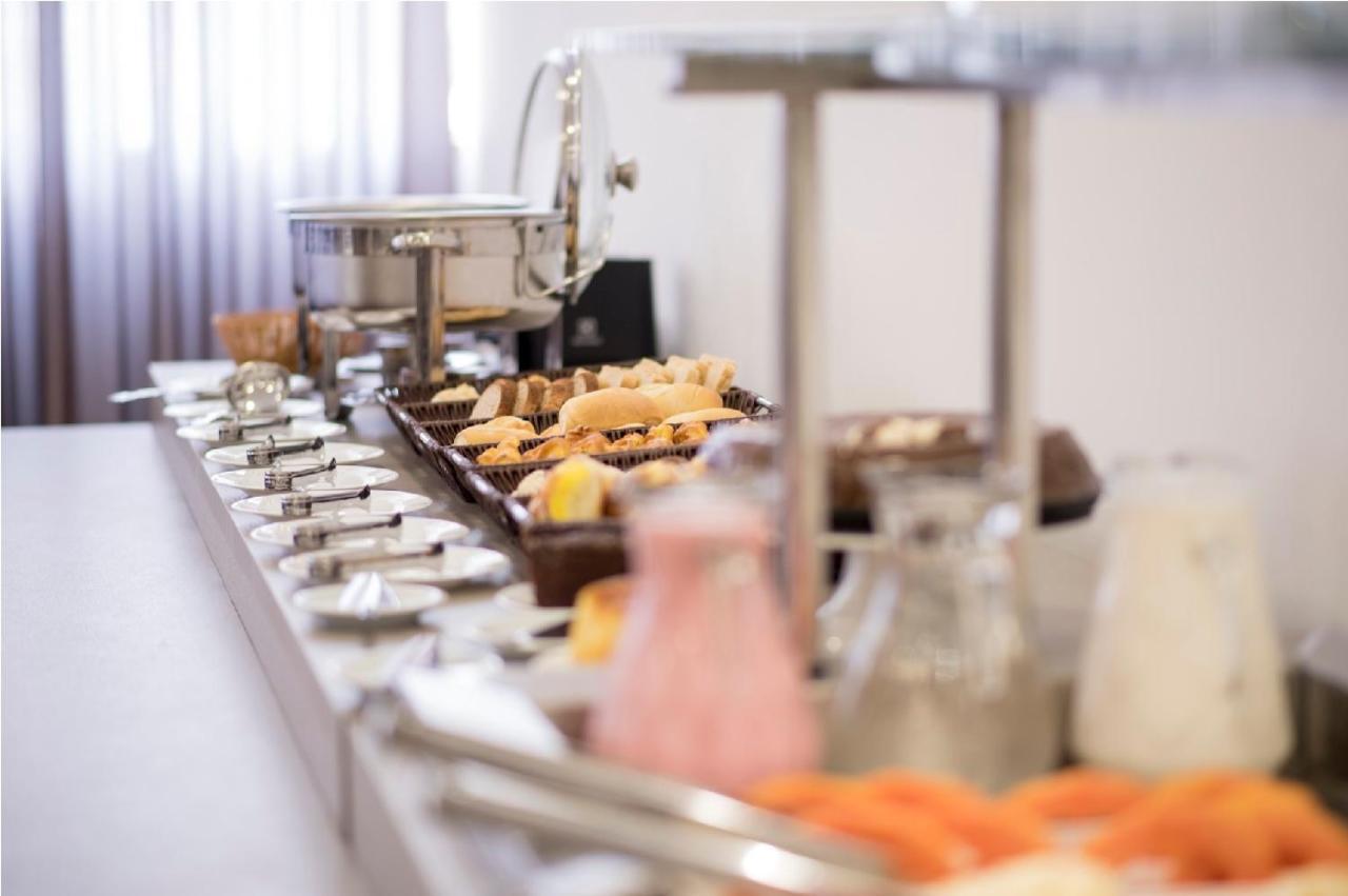 Hotel H2 Congonhas Экстерьер фото A buffet